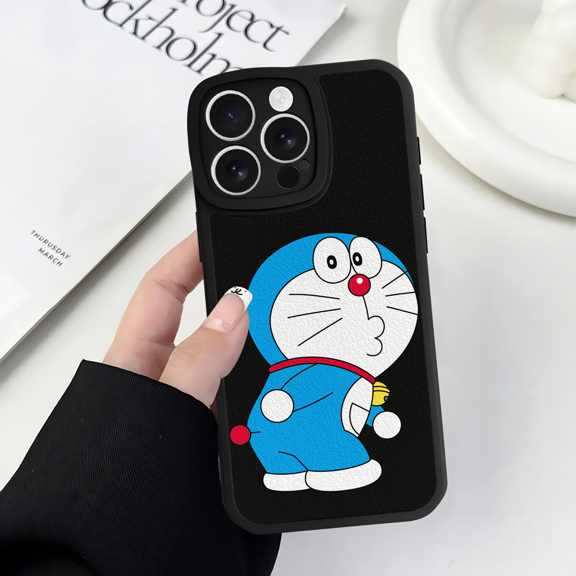 （画像用） ドラえもん Doraemon 【iPhone 16シリーズ対応】シリコンスマホケース（レザー調） 材質：シリコン